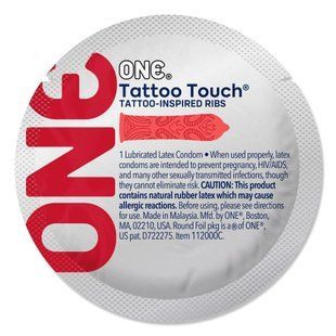 Презерватив ONE Tattoo Touch Red, 1 шт, червоний, з рельєфом у вигляді татуювання SX0756 фото